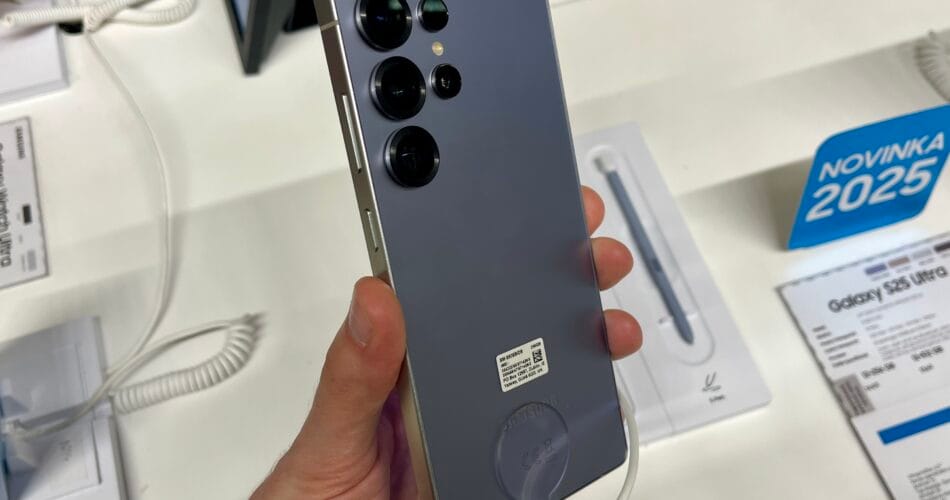 شاشة منحنية لـ Motorola Edge 2025 في الإضاءة الخارجية.