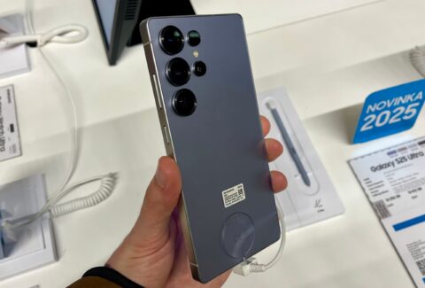 شاشة منحنية لـ Motorola Edge 2025 في الإضاءة الخارجية.