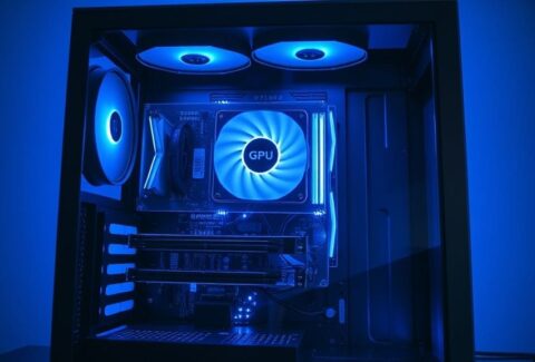 علبة Teenage Engineering Computer-2 الشفافة مع GPU فوق اللوحة الأم