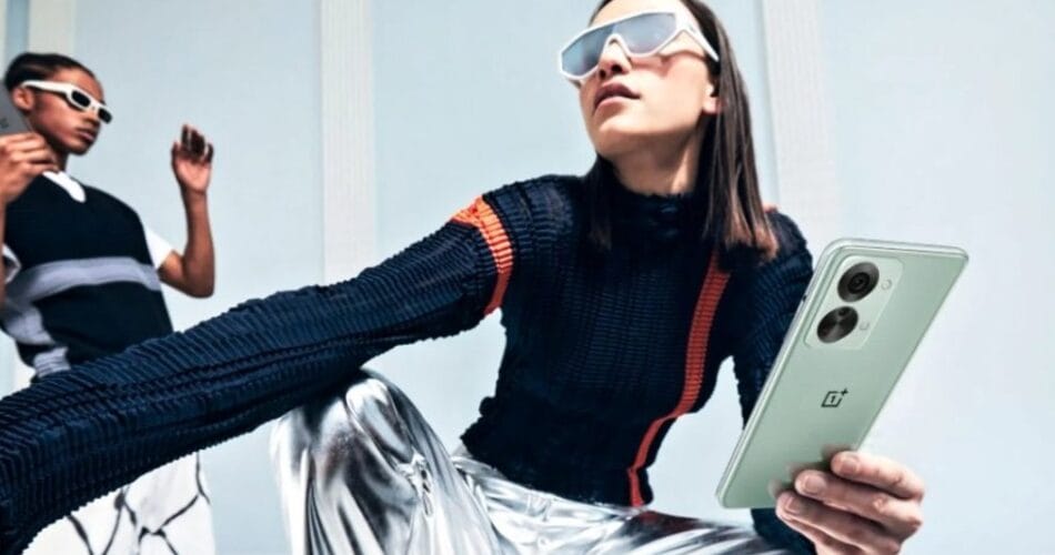 هاتف OnePlus Nord 5 بتصميم زجاجي وألومنيوم تحت ضوء النهار