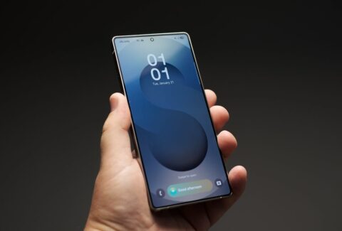 زائر يستخدم هاتف Galaxy S25 لتحليل لوحة "الأقمار الصفراء" في متحف فان جوخ.