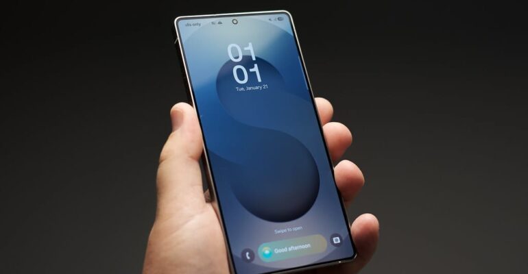 زائر يستخدم هاتف Galaxy S25 لتحليل لوحة "الأقمار الصفراء" في متحف فان جوخ.