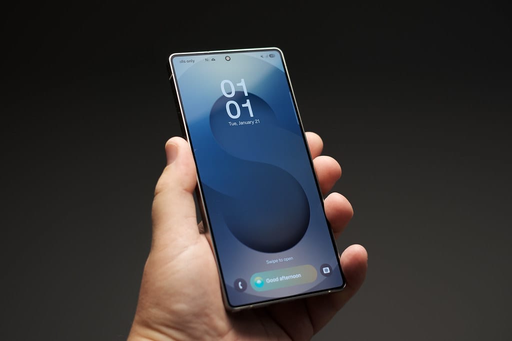 زائر يستخدم هاتف Galaxy S25 لتحليل لوحة "الأقمار الصفراء" في متحف فان جوخ.