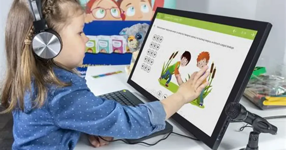 طفل يتعلم الحروف مع شخصيات ذكية من تطبيق تعليمي مدعوم بالذكاء الاصطناعي