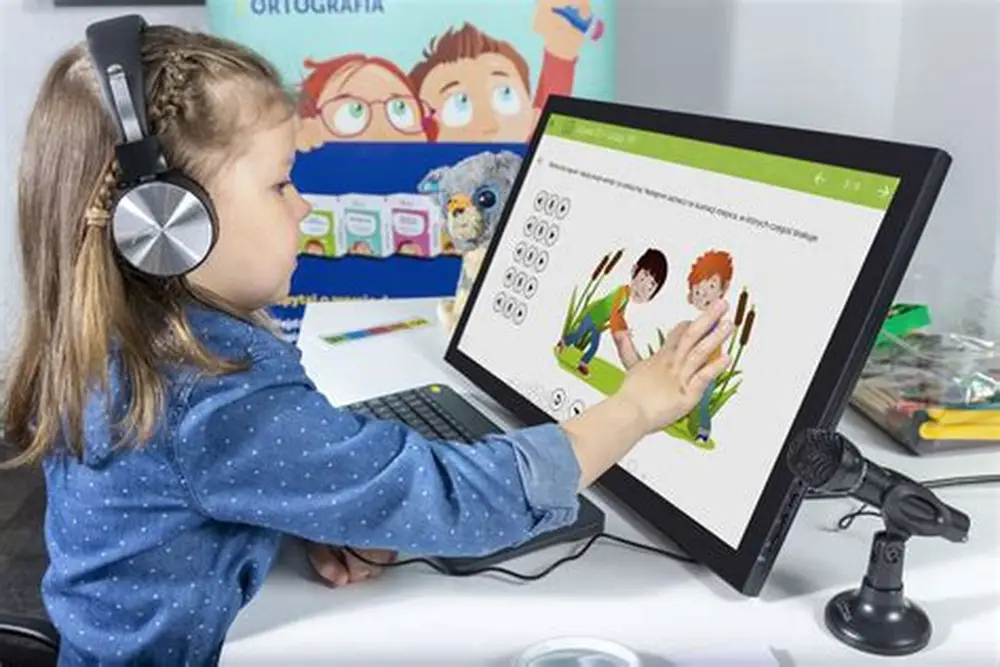 طفل يتعلم الحروف مع شخصيات ذكية من تطبيق تعليمي مدعوم بالذكاء الاصطناعي