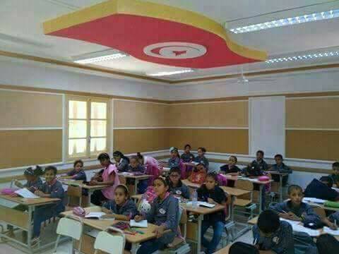 مربي تونسي يقود نشاطًا تفاعليًا داخل الفصل الدراسي، مع انتباه واضح من المتعلمين في إطار يوم دراسي أقل إرهاقًا وأكثر تركيزًا.