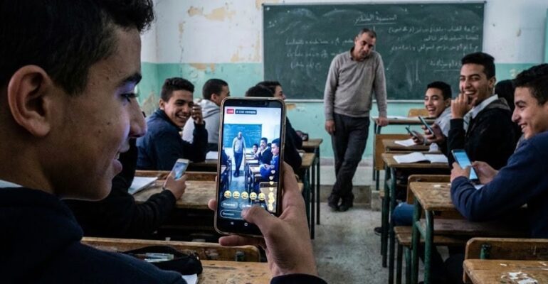 الهواتف الذكية داخل المعاهد: من أداة تعلّم إلى آلية فضيحة وإثارة