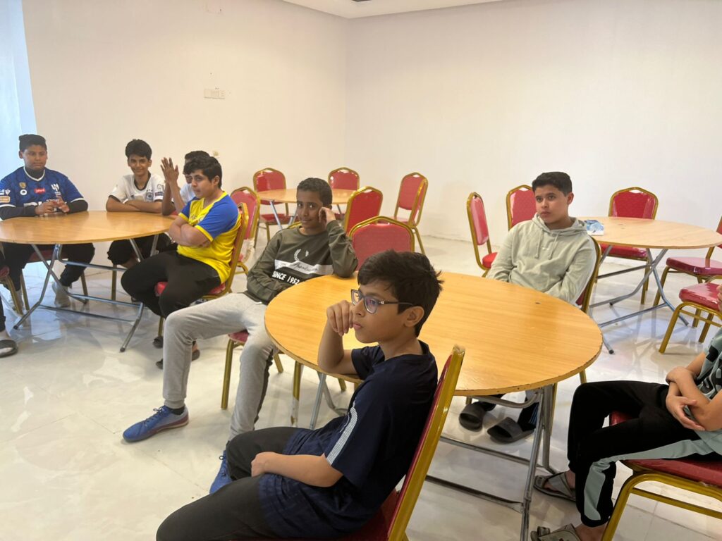 مجموعة من المتعلمين ينجزون مشروعًا جماعيًا ضمن حصة مخصصة للتعلم بالمشروع، كجزء من إعادة تنظيم الزمن المدرسي.